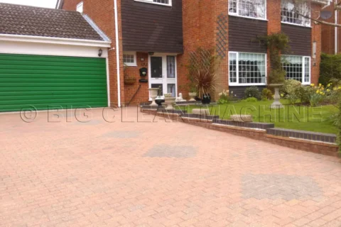 <span class="gradient-text">Driveway Pressure Cleaning & Sealing </span> Aldenham